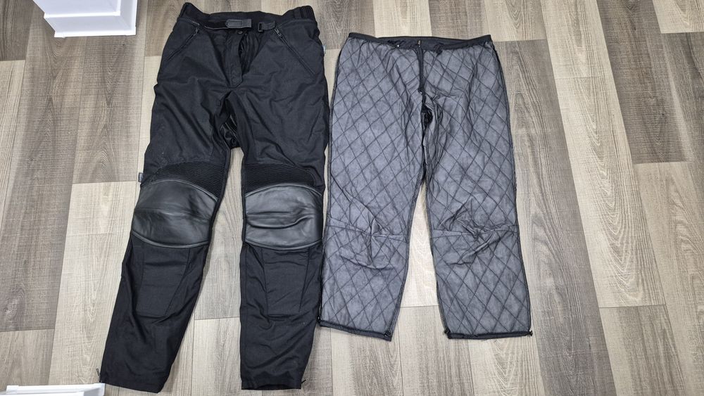 Pantaloni moto cu protecții