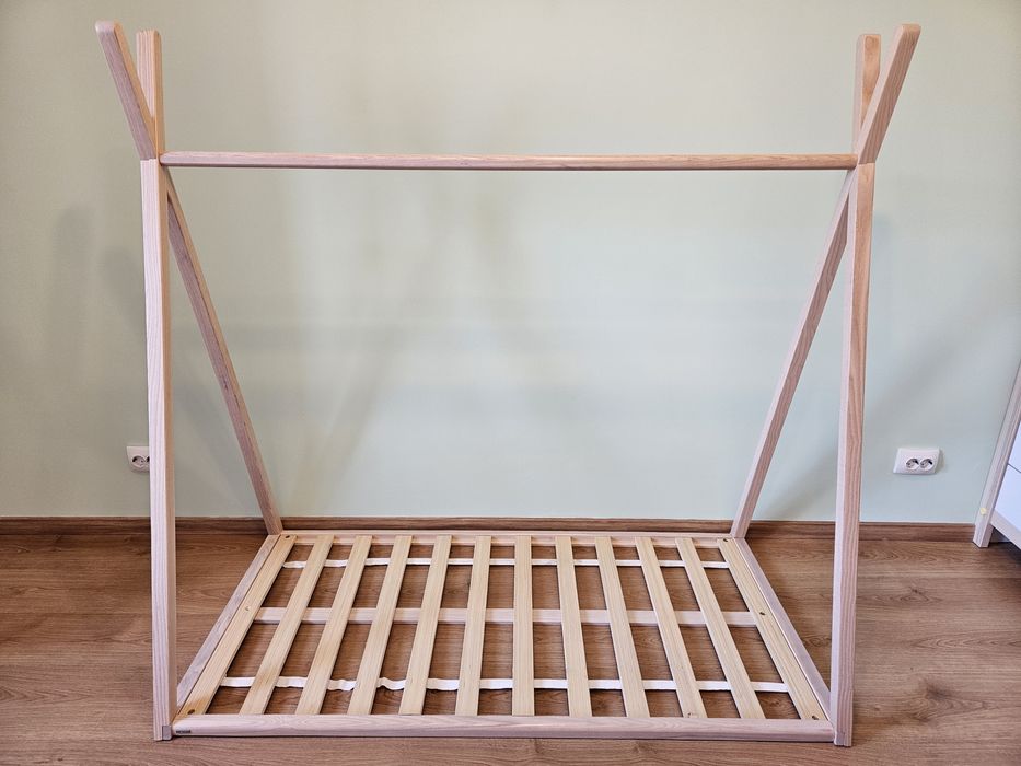 Pat tip cort, cu saltea si baldachin incluse