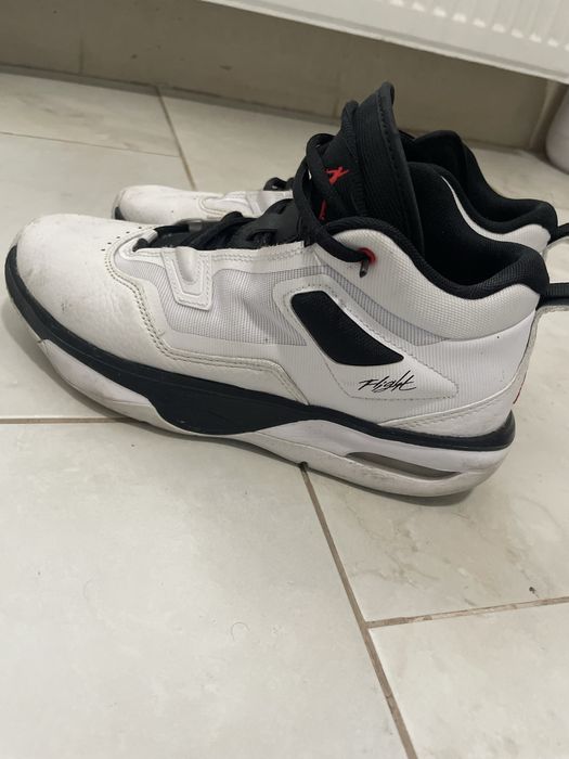 Vand urgent papuci jordan(sunt doar murdari)