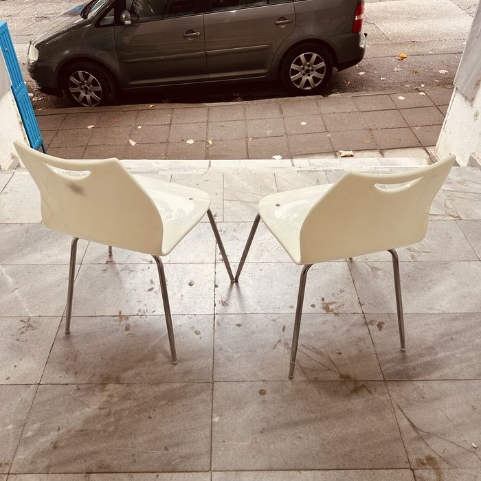 2 модерни ретро кухненски/трапезни стола – бели с метални крака