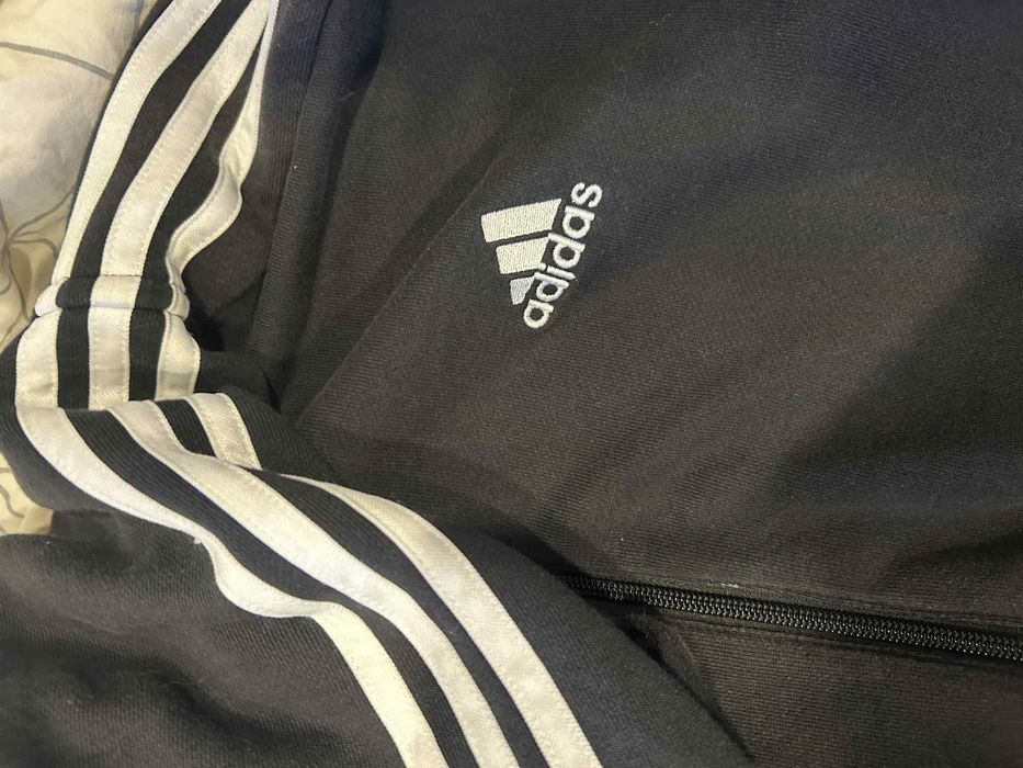 Adidas три ленти през качулката