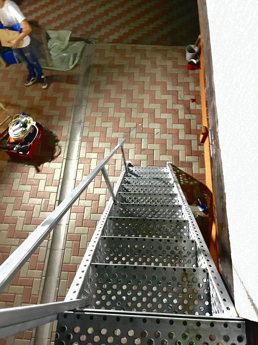 Vând scarii metalice zincate exterioare și pentru incendii , platforme
