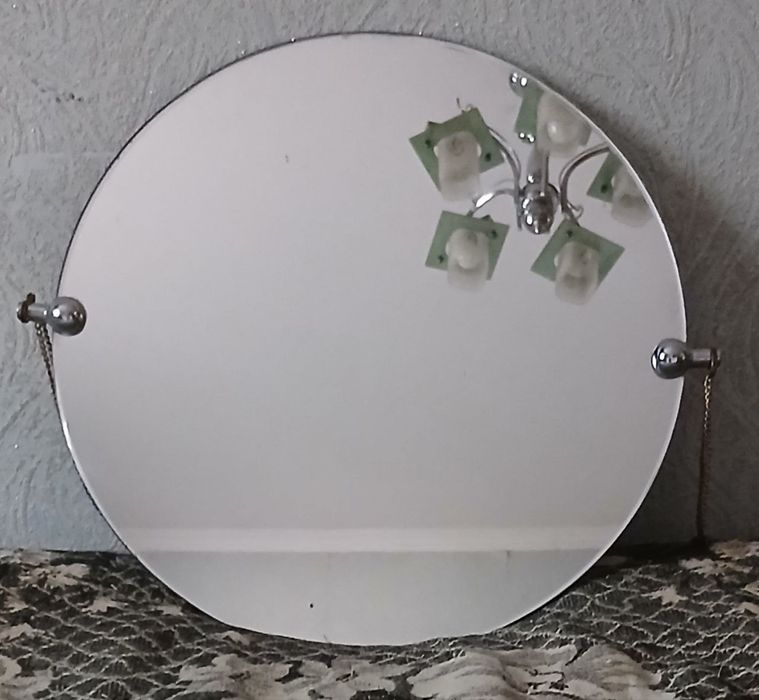 Комнатное зеркало на цепочке