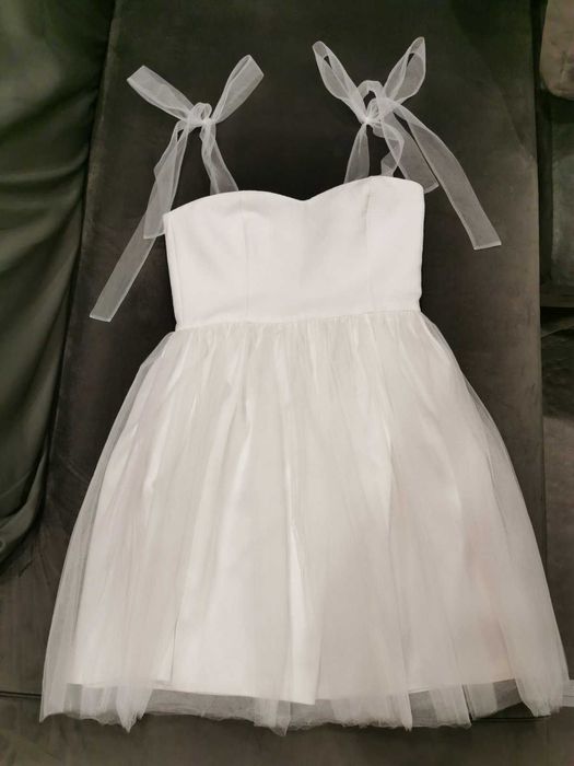 бяла бутикова рокля