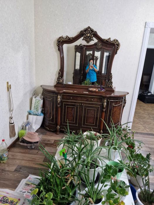 Стенка, камод, стол со стульями