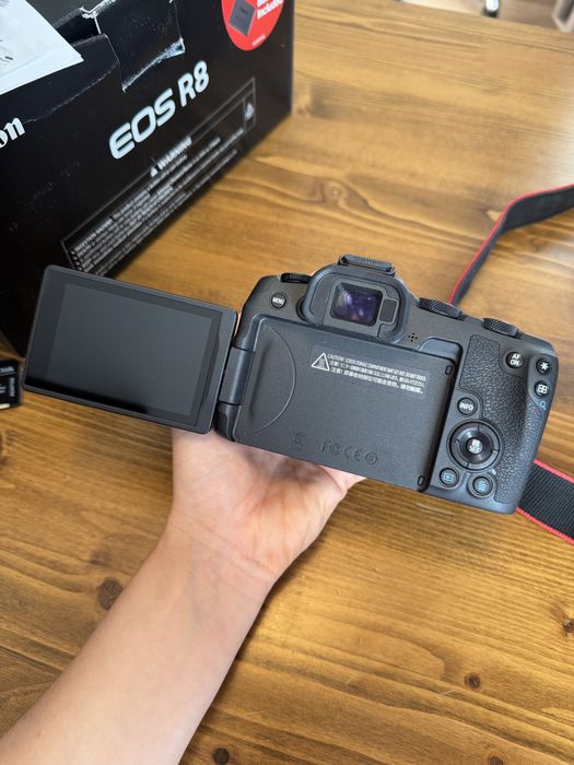 Canon R8 + 50mm 1.8 + пълен фотографски комплект + гаранция. Като нов