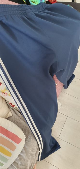Vând pantaloni adidas barbati