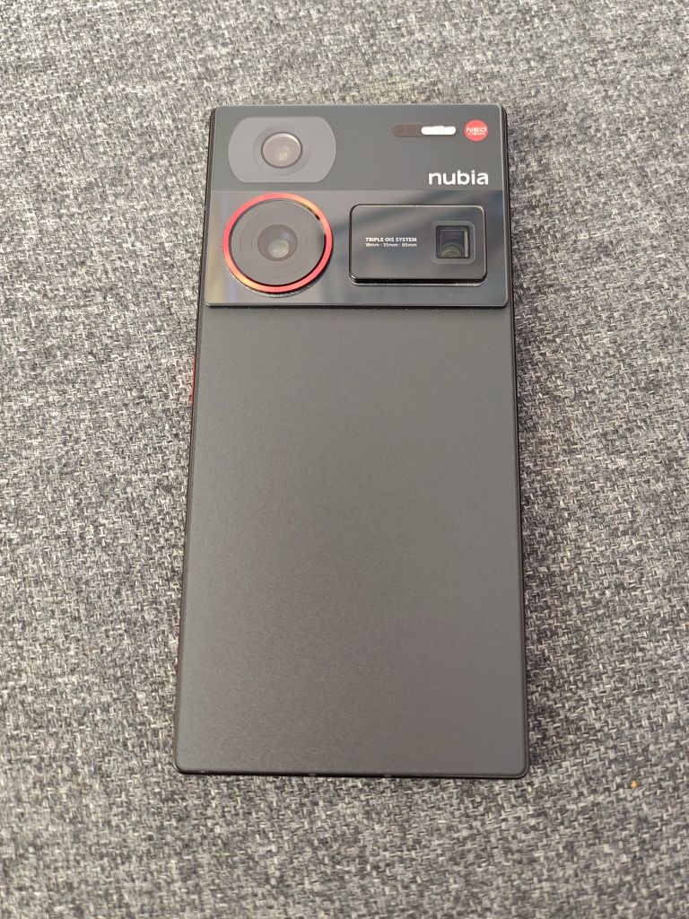 Продавам телефон Nubia Z60 Ultra