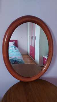 Огледало с масивна дървена рамка в елипсовидна форма без забележки.