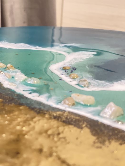 Masuta de cafea Golden Sands decorata cu rasina epoxidica.