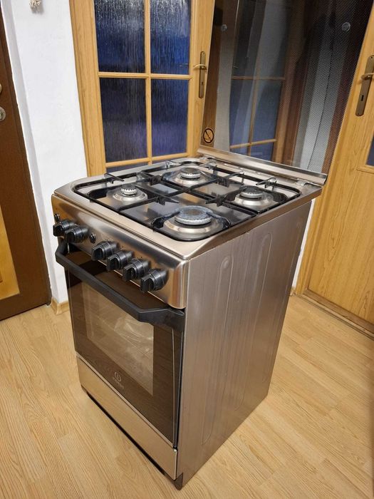 Vand Aragaz cu 4 ochiuri Indesit