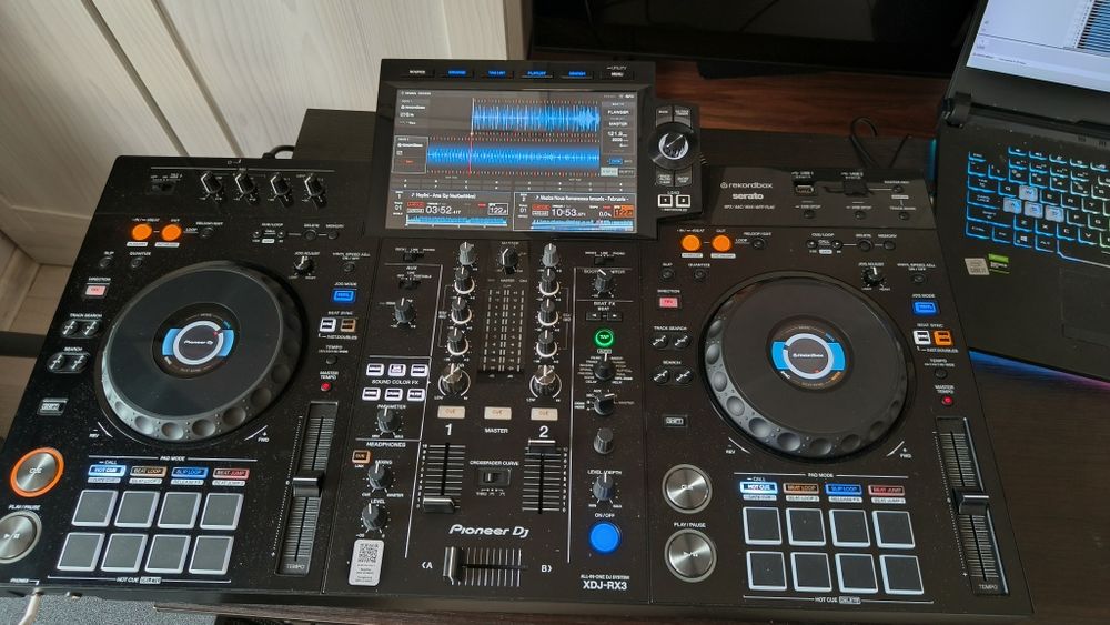 Închiriez sistem sonorizare 6400W RMS și consolă DJ pentru evenimente