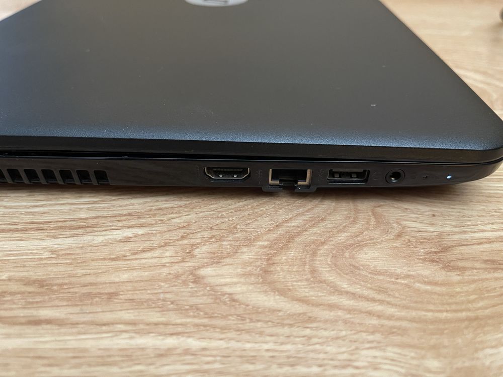 Лаптоп HP 15-r050su,SSD, 4GB RAM