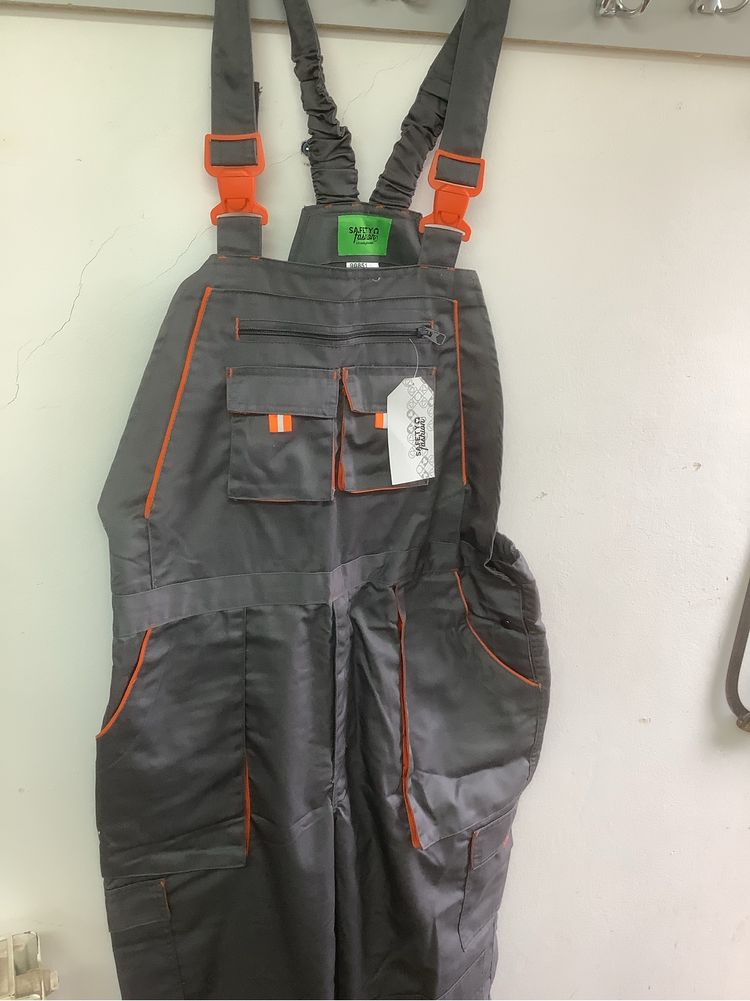 Pantaloni de salopeta si haină