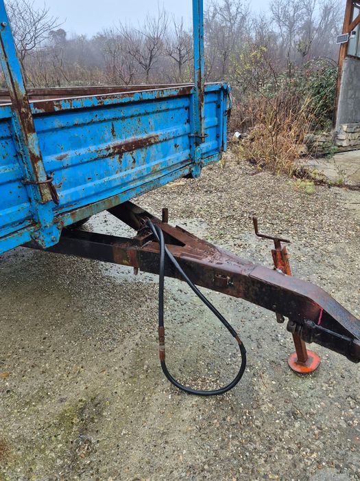 Remorca fabricată  în  România, basculabilă pe trei părți