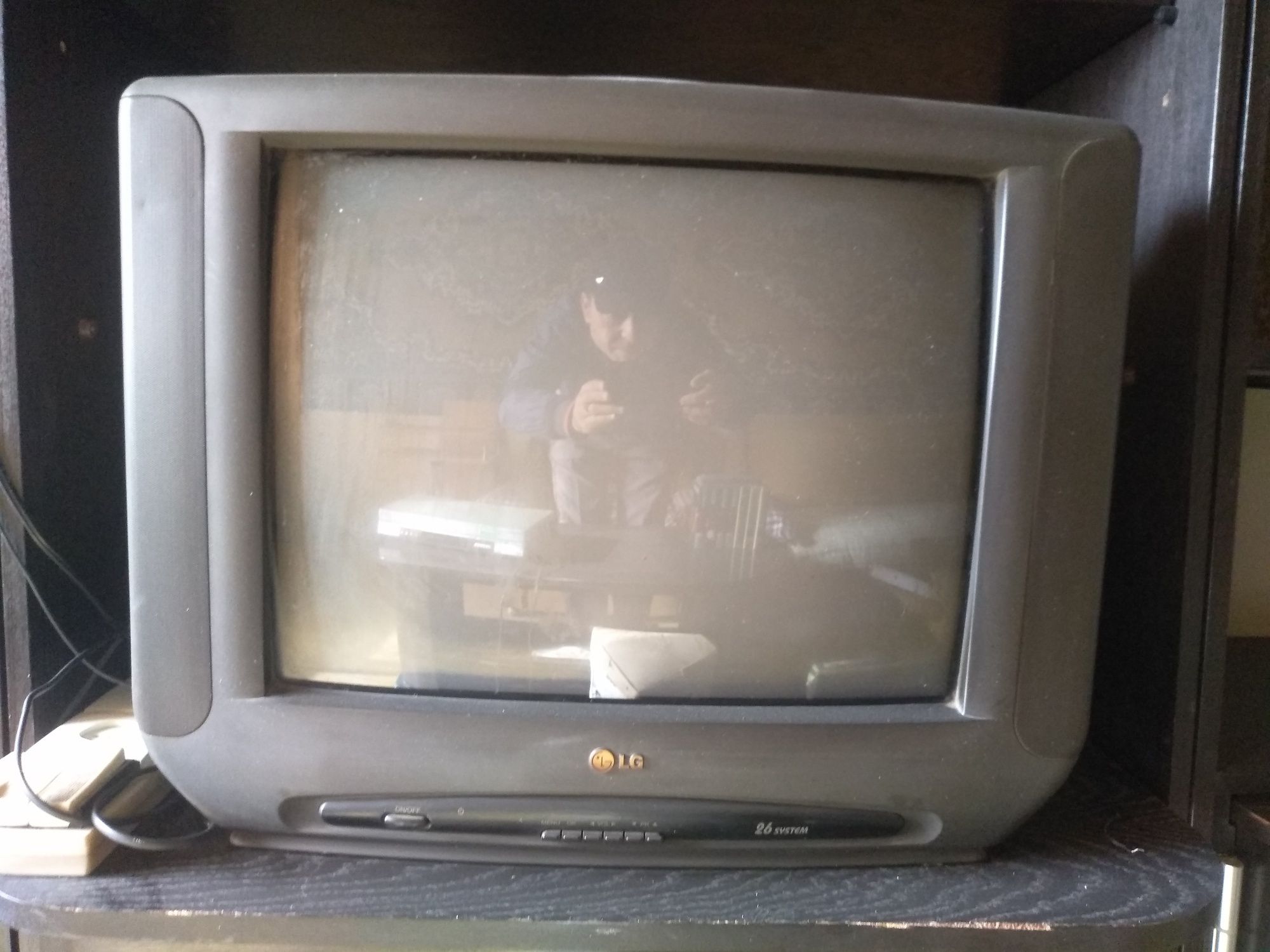 Телевизор LG в аккуратном состоянии