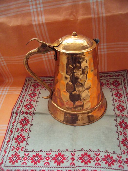 Голяма медна кана за вино