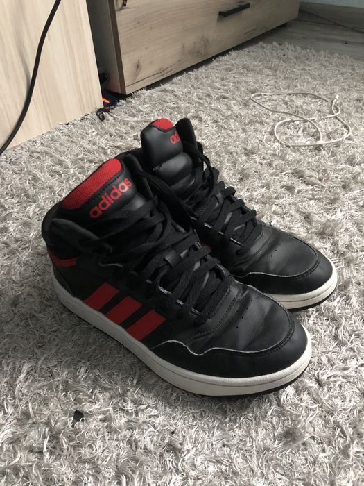 Обувки адидас.