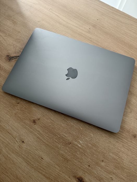 MacBook Air 13 cu procesor Apple M1, stare excelenta