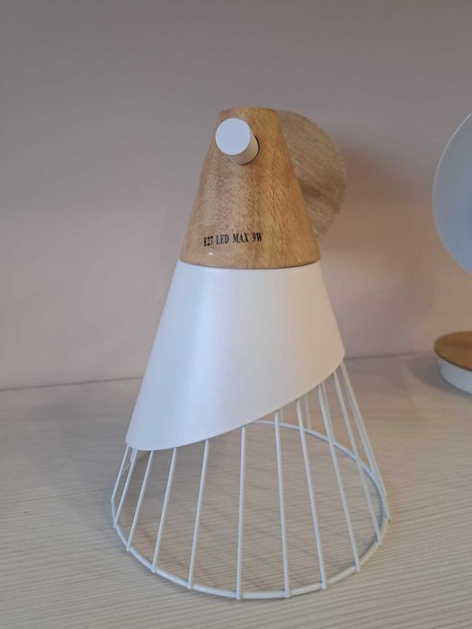 Лампа за стена в бяло и светло дърво