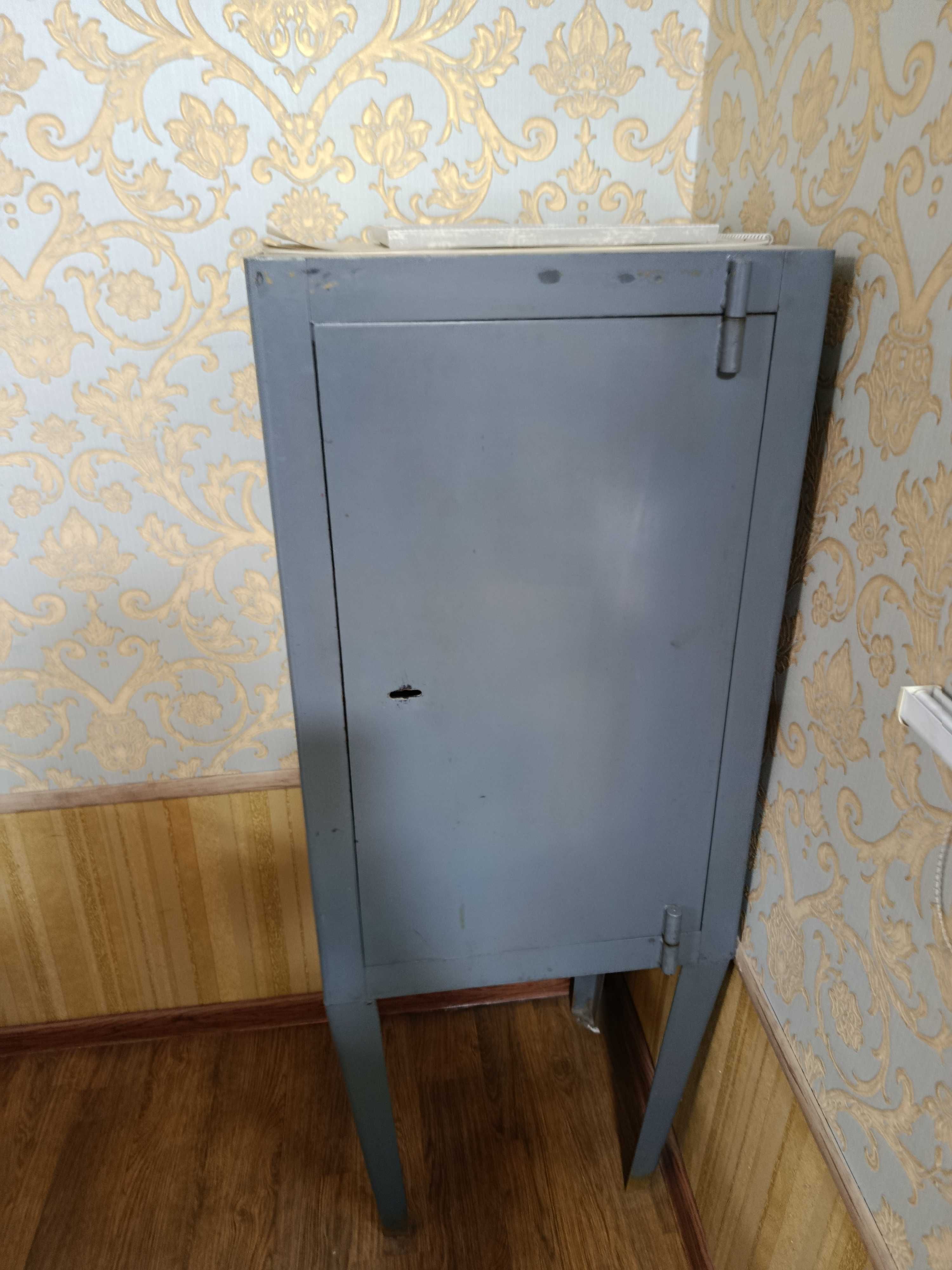 Продам сейф металлический