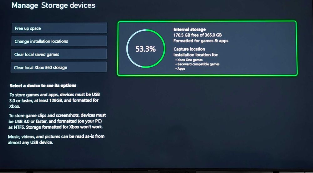 Consola joc XBOX One cu un controller si cateva jocuri instalate