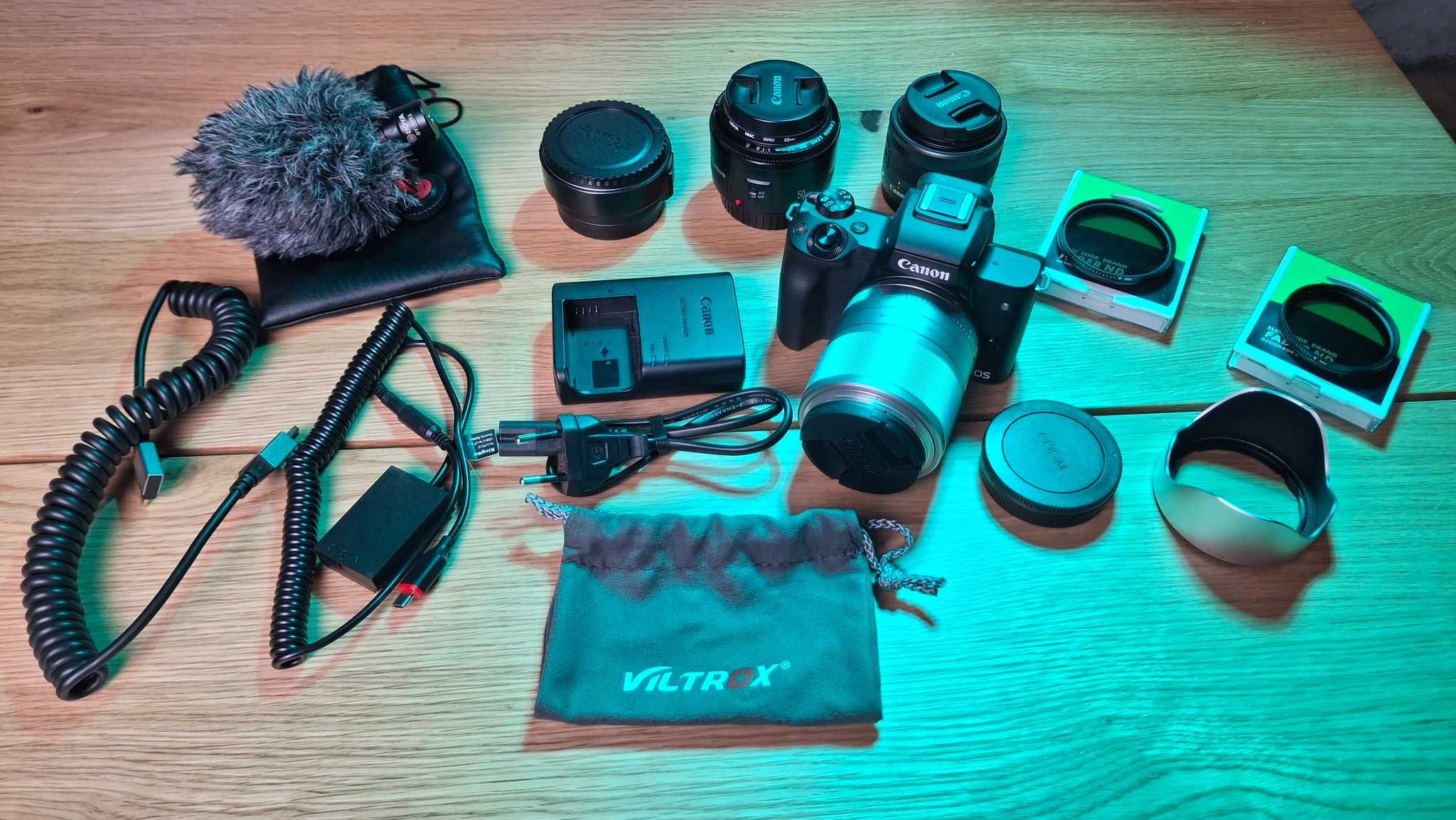 Canon M50 + 2 обектива и аксесоари (комплект)
