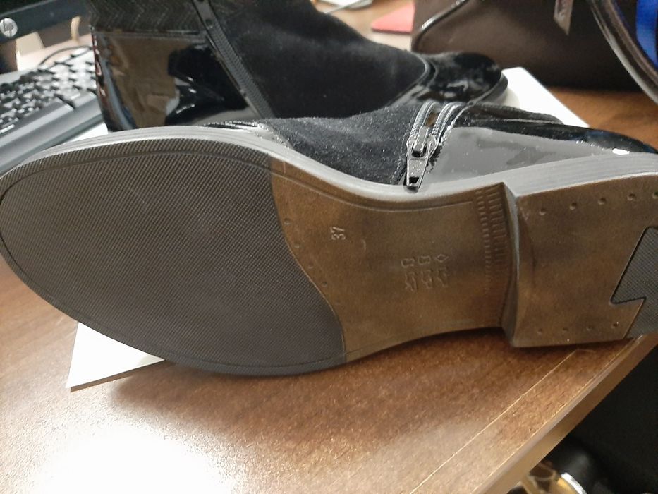 Vând ghetute piele noi