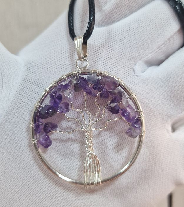 Кулоны с натуральными камнями.