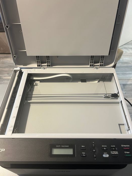 Продавам мултифункционално устройство Brother DCP-1623W