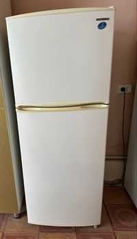Холодильник Samsung белого цвета в отличном состоянии