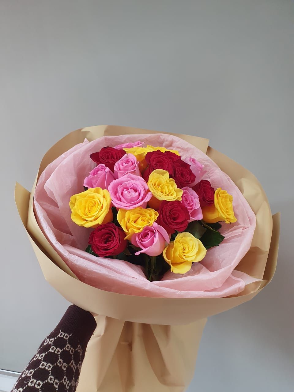 Доставка цветы Экибастуз розы Хризантемы ромашки пионы альстромерии
