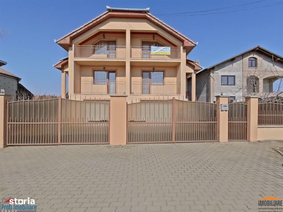 Casa mare cu etaj si 12 camere la principala in Fantanele