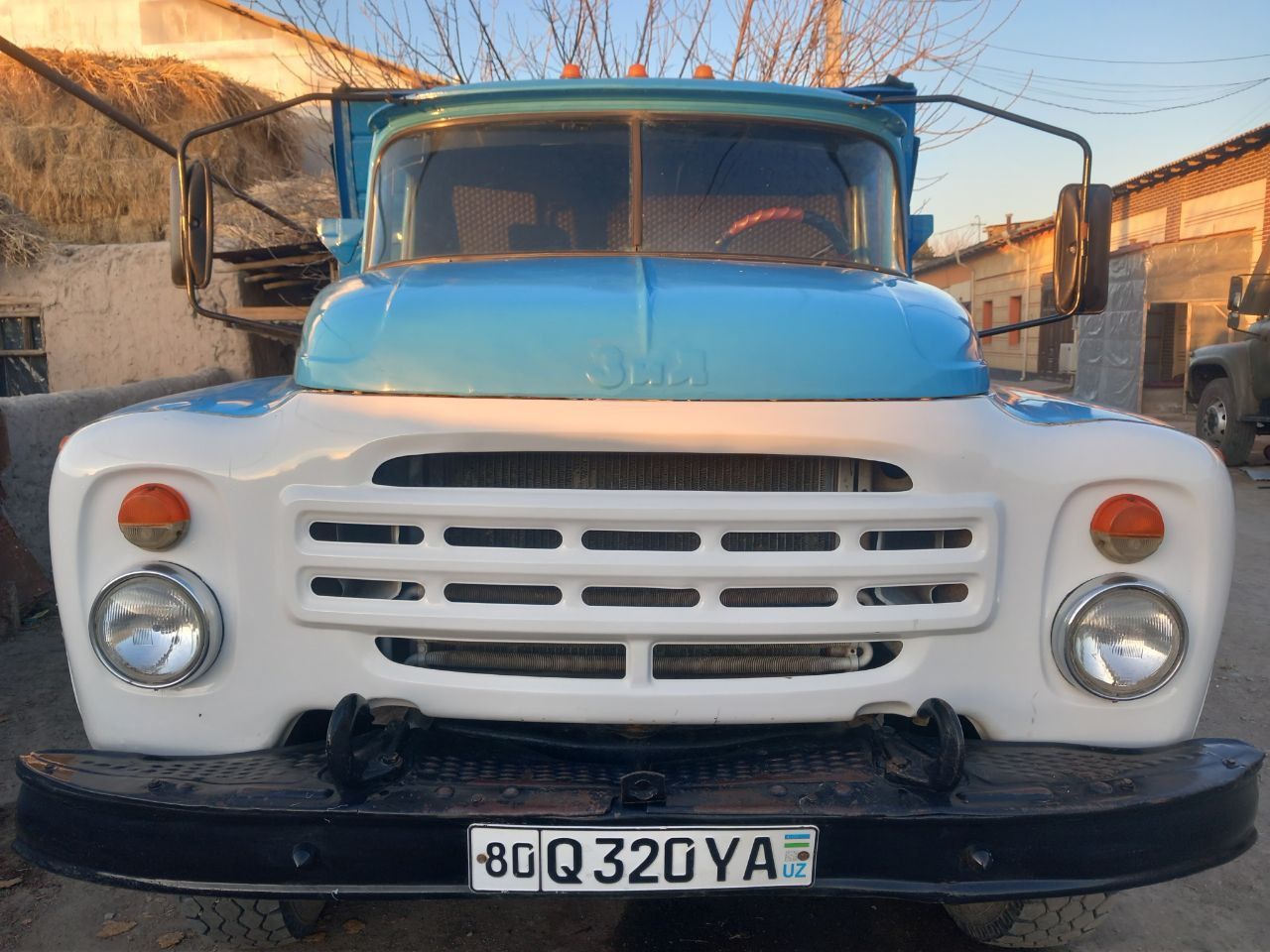 Zil samasval sotiladi. Ural