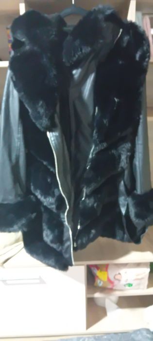 vând geaca din pele ecologica cu blană