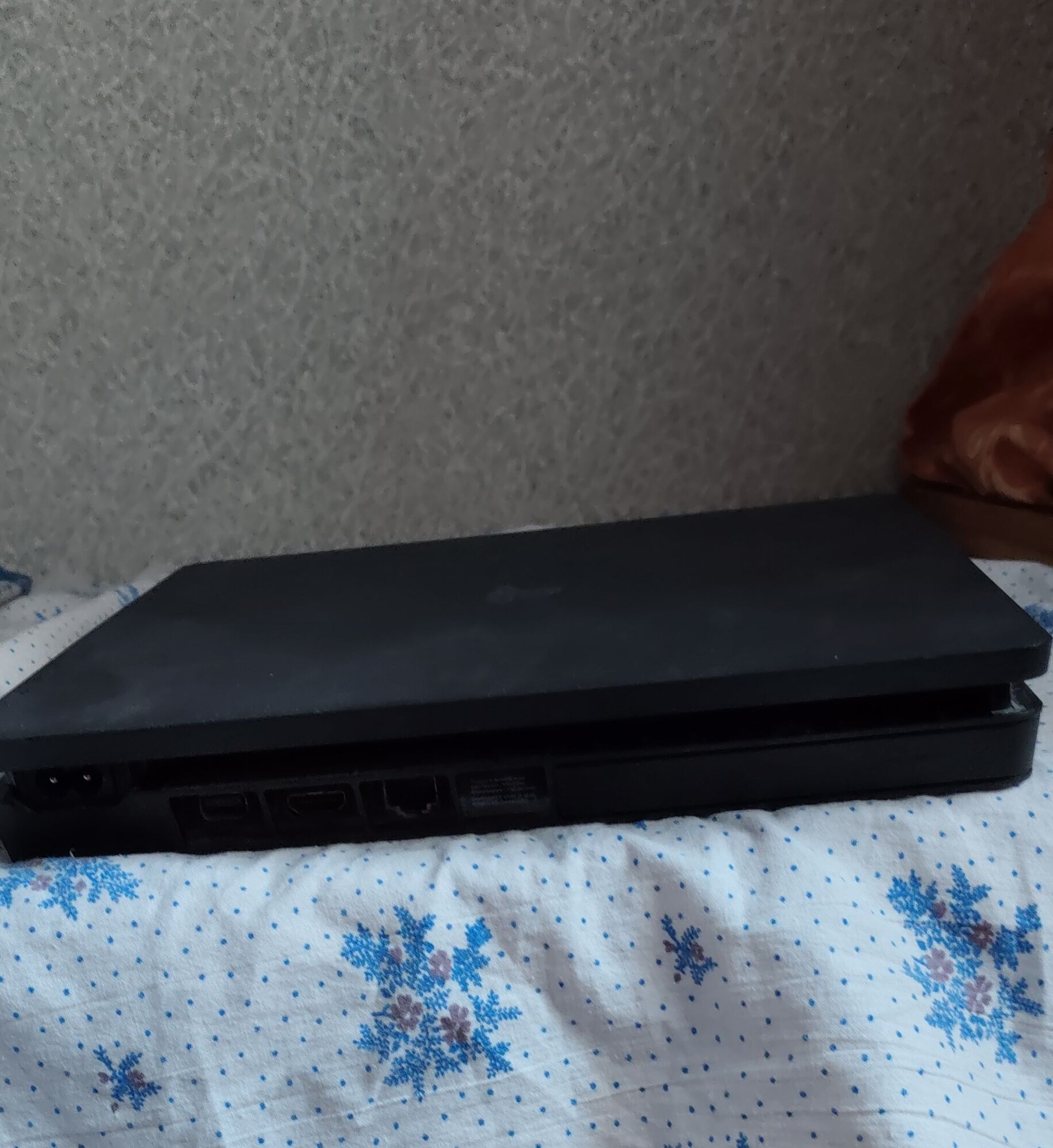 Продам сони ps4 в хорошем состоянии