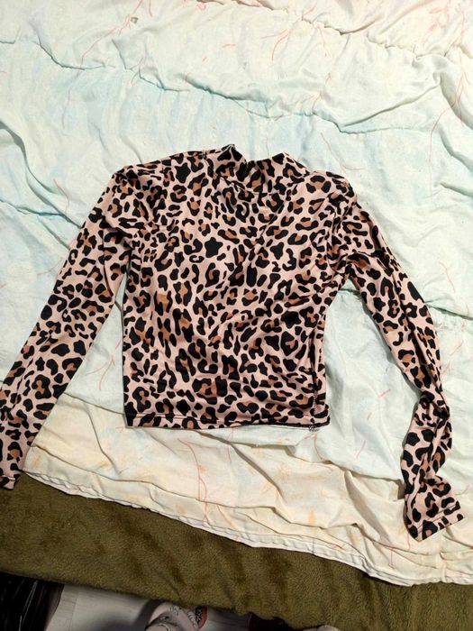 Невероятно красиви анураци и блузи, които почти не са ползвани.