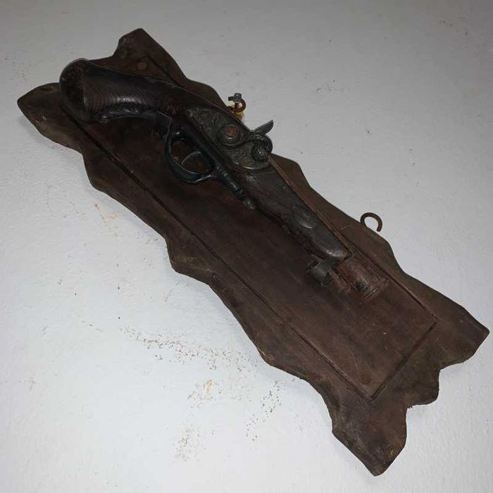 Panoplie pistol pe suport de lemn