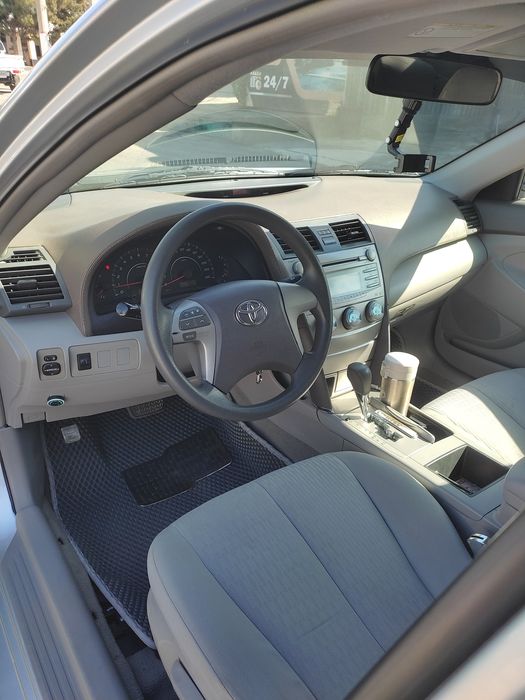 Toyota Camry srochna sotiladi