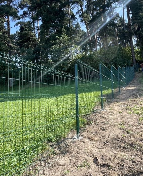 Vând garduri din plasa bordurata cu fundație sau pilon de beton