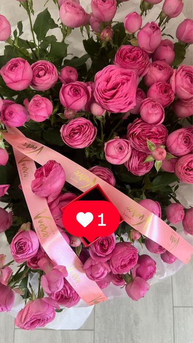 Красивые цветы в корзине