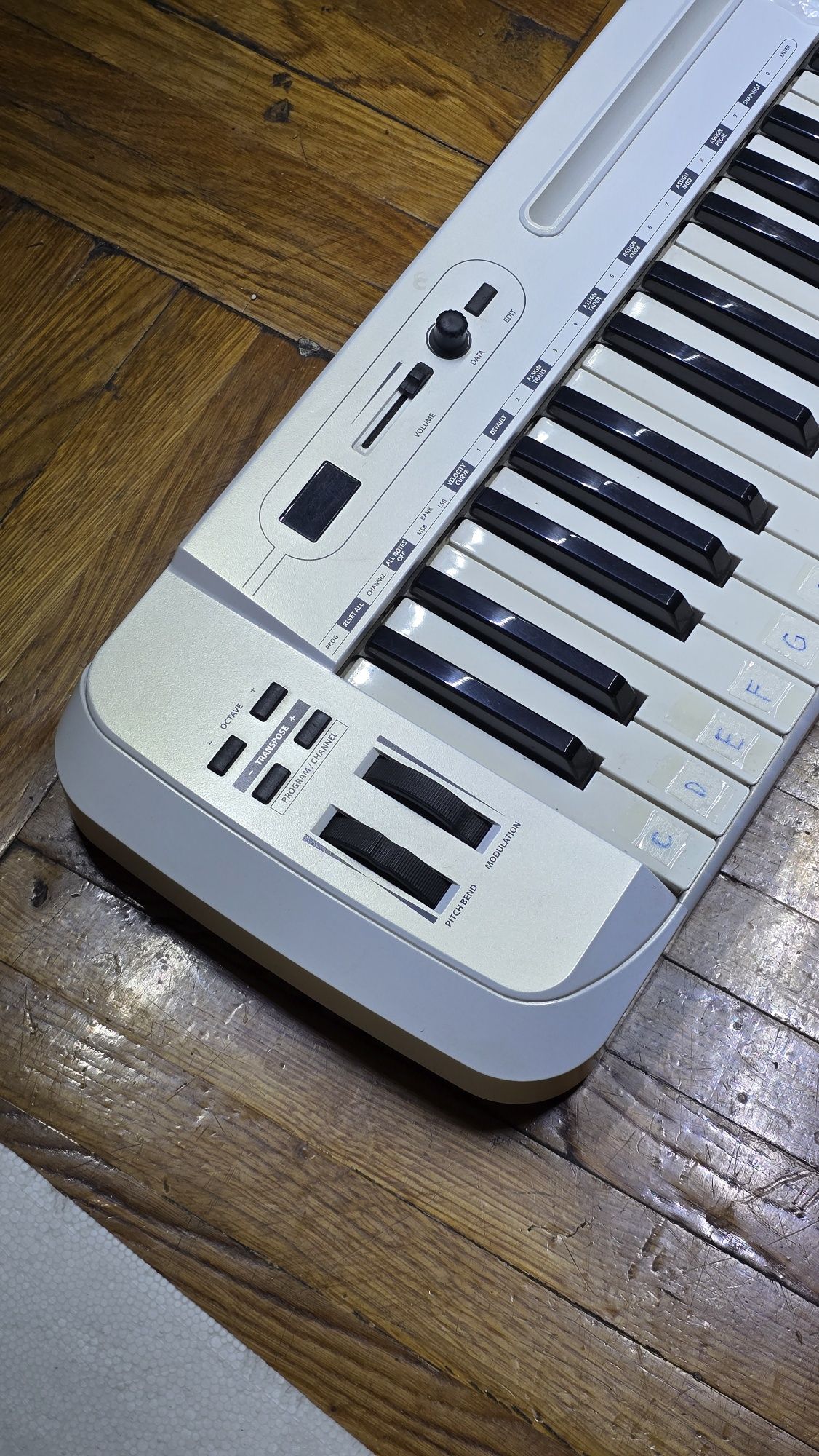 Продаётся: MIDI-клавиатура Samson Carbon 49 USB MIDI Controller
