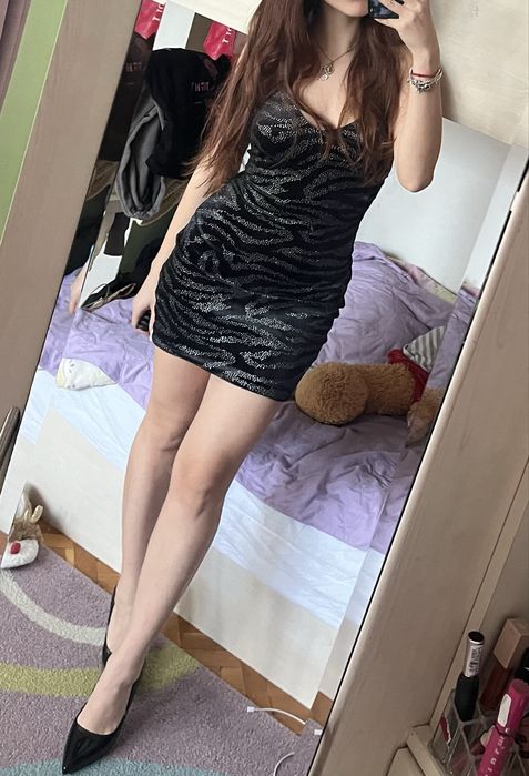 Черна бляскава рокля