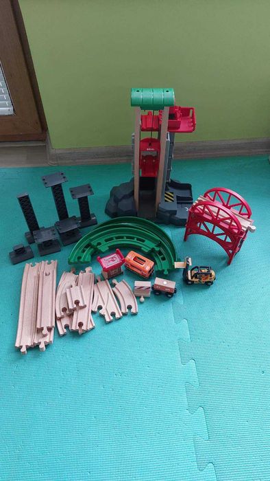 Brio , склад с асансьор и влаково трасе