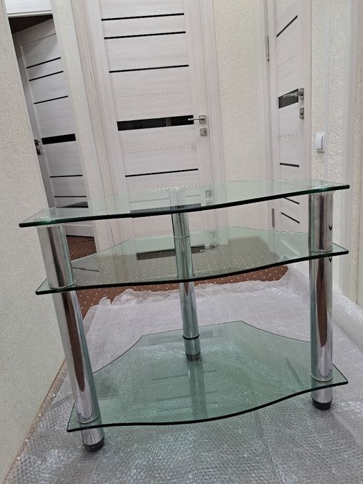Продаётся журнальный столик стеклянный,  трёхярусный . Б/у. Размер 80/
