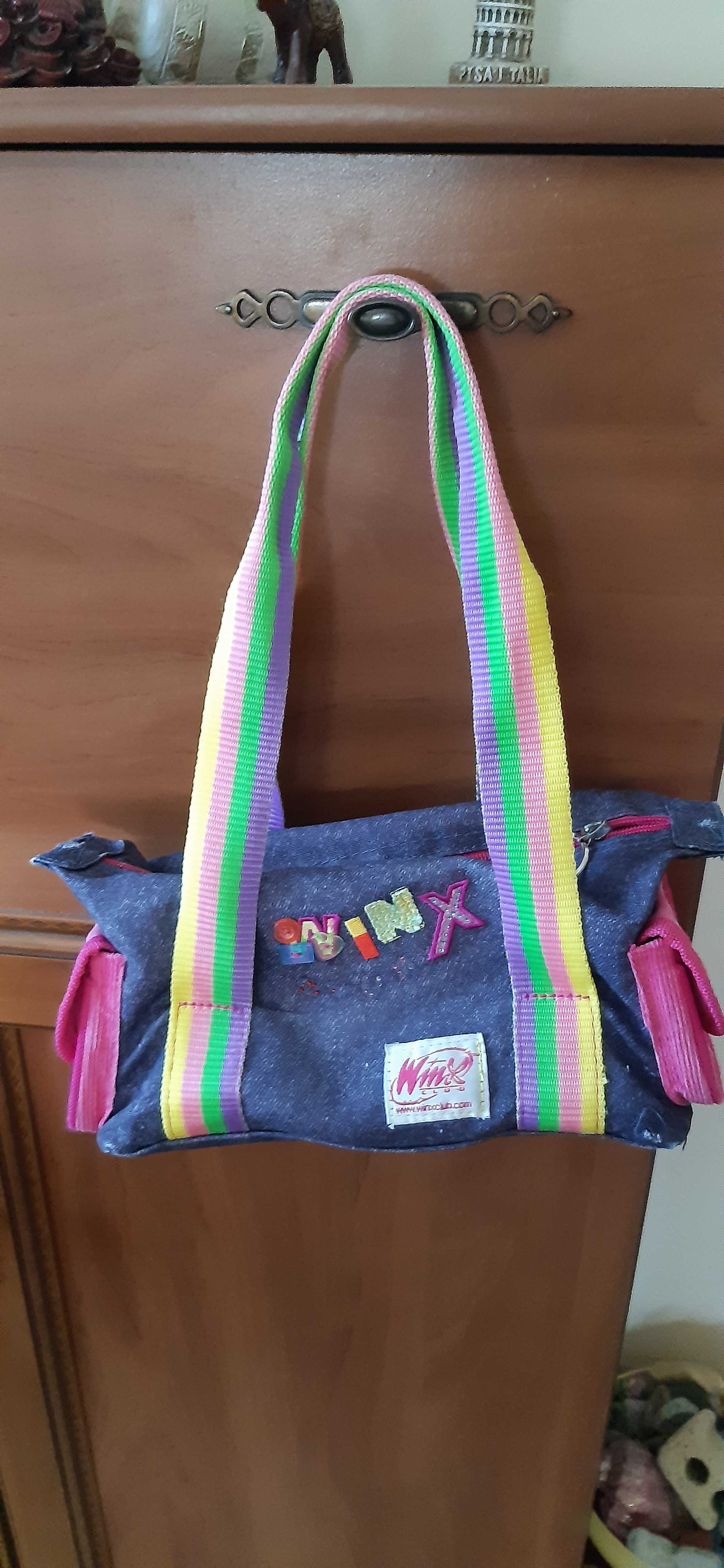 Продавам детски чанти на Winx, ученическа раница и чанта за момиченце.