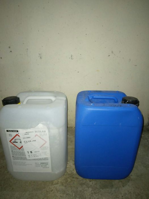 Bidoane de plastic de 25 kg rezistente si cu inchidere ermetica