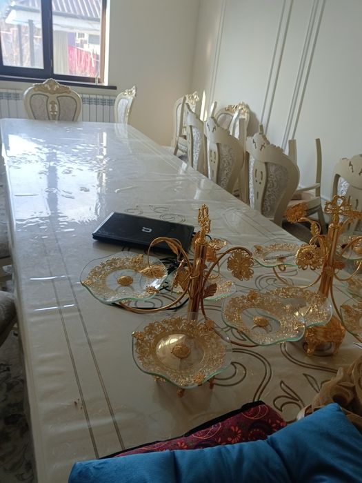 Стол для гостей  и стулья