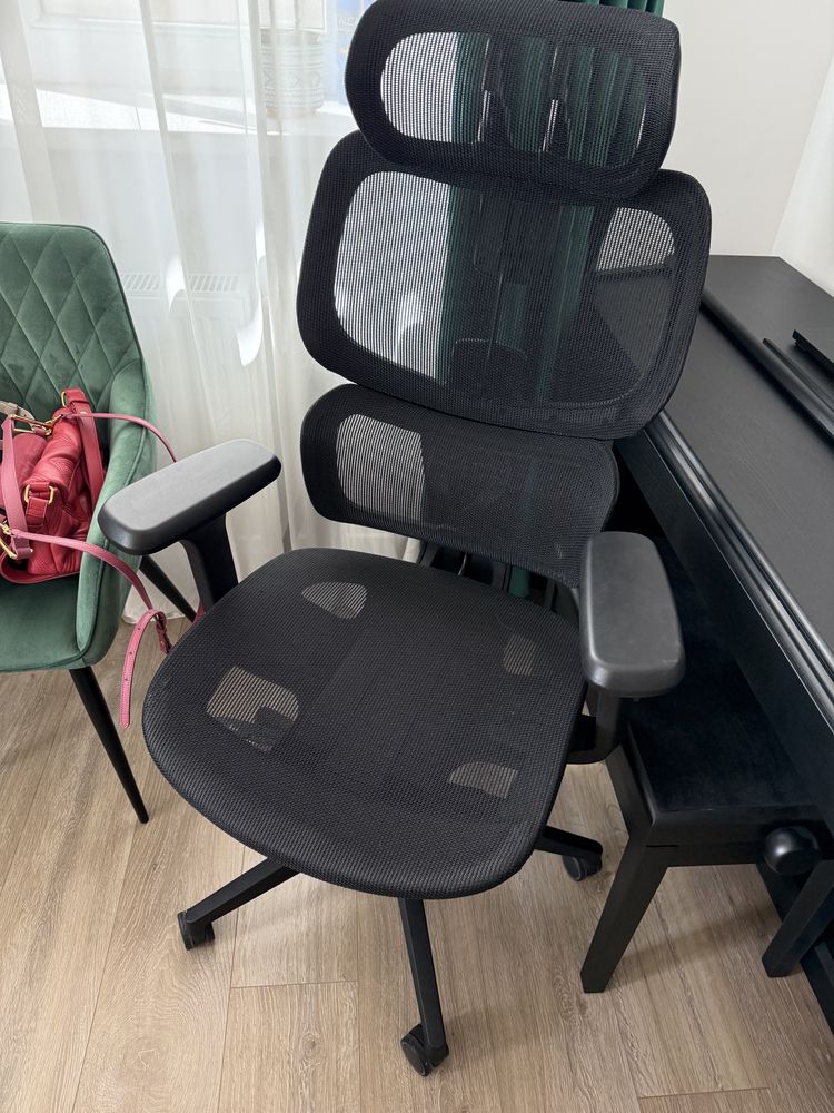 Scaune de birou HumanTech pe culorea negru