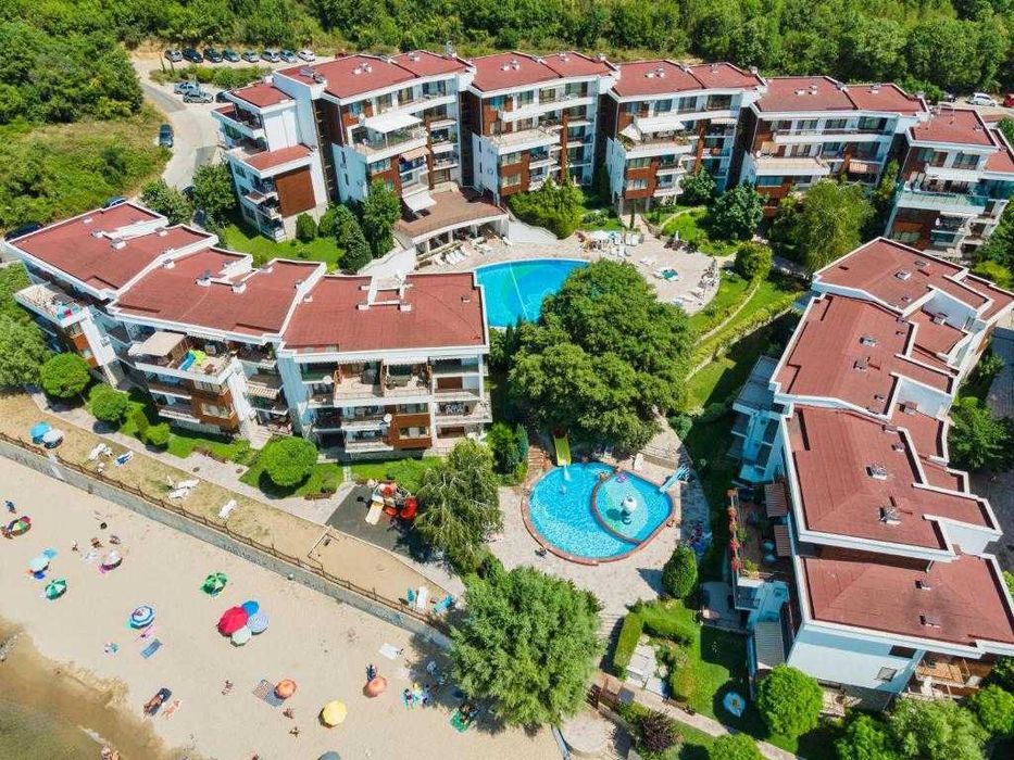 Просторен тристаен апартамент с гледка море, Първа линия